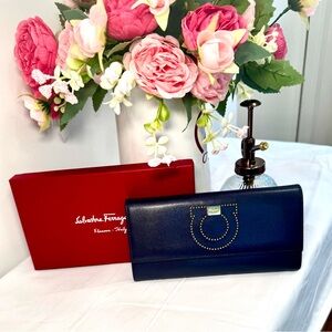 🛶Salvatore Ferragamo Navy Blue Studded Logo Wallet🛶